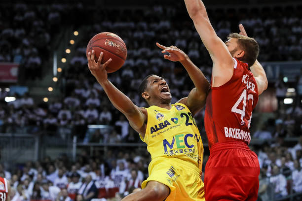 为深圳队奠 为深圳队奠