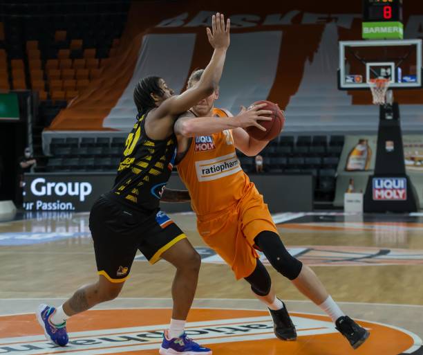 张玉宁及韦 张玉宁及韦